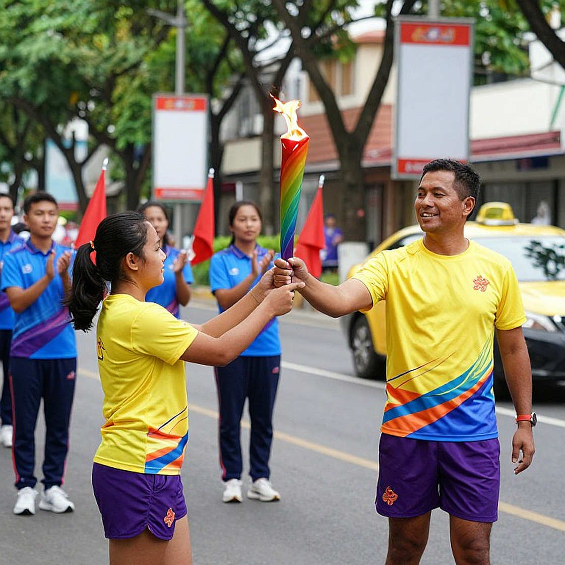 Cổng trường không có trọng tài: Bốn trăm lượt đi lại và bài toán an toàn của một gia đình hai con