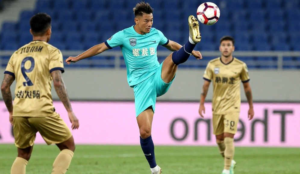 Raúl Jiménez phẫu thuật đầu gối trái: 16 trận Wolves mất và bài toán không thể giải bằng tiền