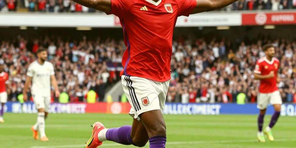 Con chuột ở Bernabéu và lớp trầm tích của đế chế bóng đá hiện đại